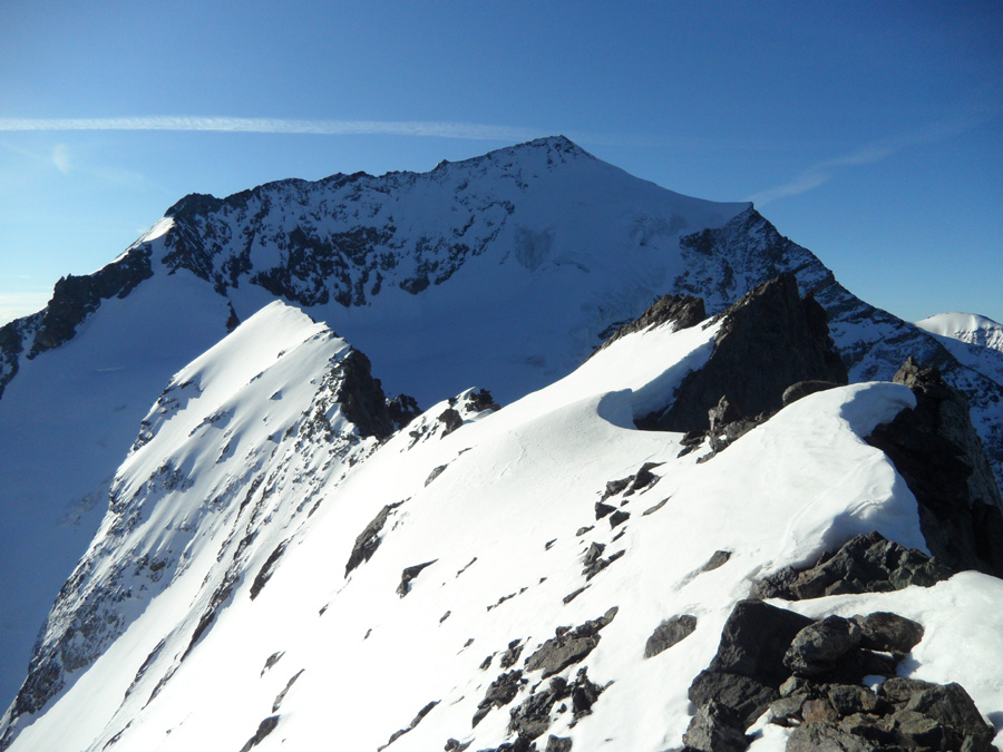 Arête Turia - Pourri, arête col des Roches - Aiguille du Saint Esprit, et le dôme des Platières tout à droite.