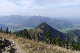 à l'ouest, vue sur l'itinéraire de montée