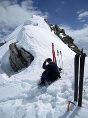 on pose les skis avant l'arête sommitale