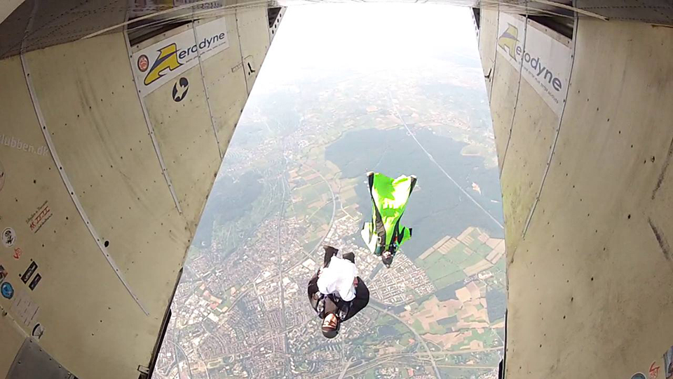moi en noir et blanc et le collègue en vert et noir