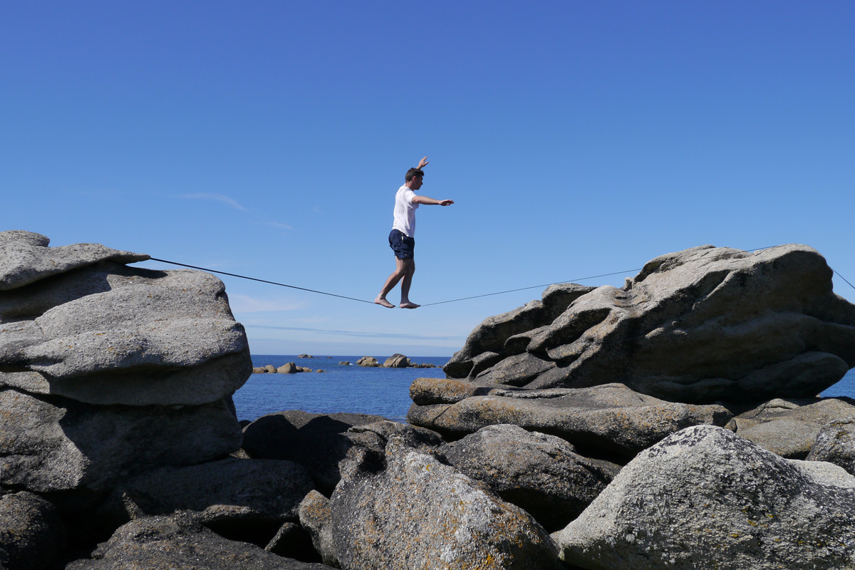 Slackline Kerlouan, Finistère, Bretagne.