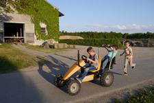 Garçons en voiture et vaches dans l'étable.
