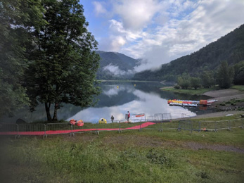 vue sur le départ et la sortie de l'eau en direction du parc à vélo via le tapis rouge