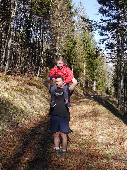 Sur les épaules de Papa !