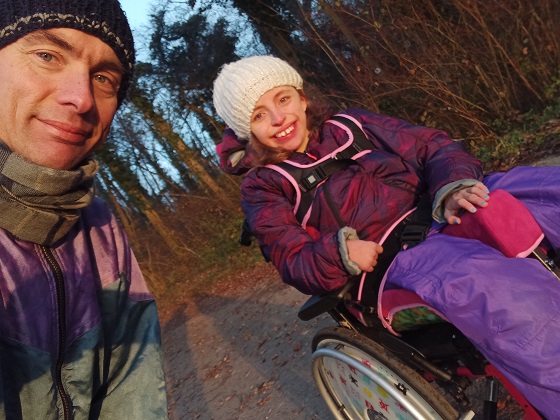 fauteuil roulant forêt