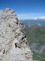 Nedved Alain dans la première partie de la traversée, l'Aiguille Grive et le Mont Blanc derrière.