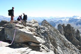 Pique-nique au sommet, la suite de l'arête à droite.